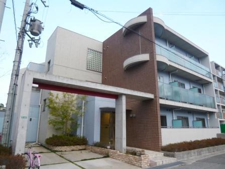 建物外観　モニタ付きオートロックついてます♪