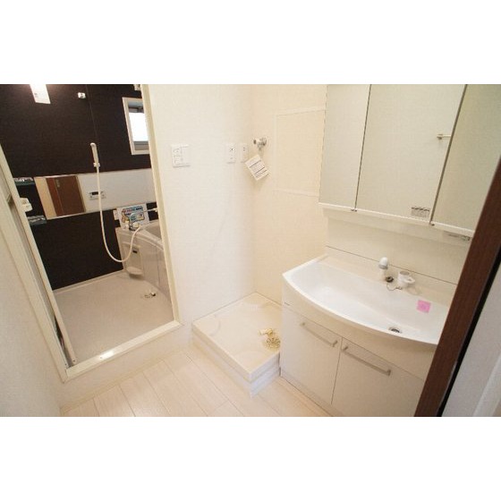 洗面設備　シャンプードレッサー、室内洗濯機置き場あり