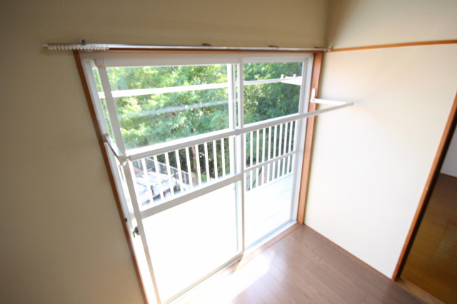 バルコニー　☆室内物干し完備☆