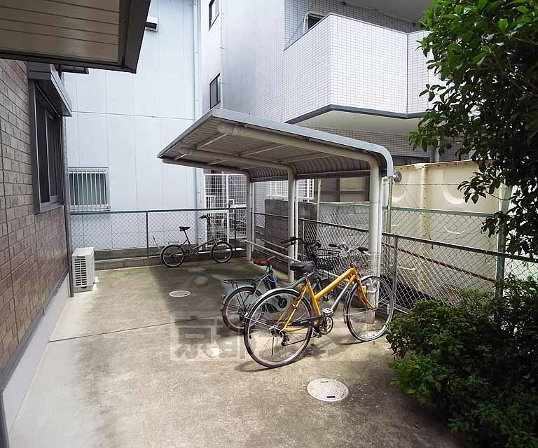 その他共有部分　屋根付き駐輪スペース。