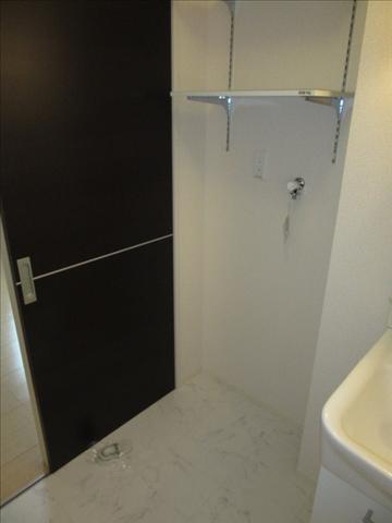 その他設備　洗濯機置き場は室内にありますよ。