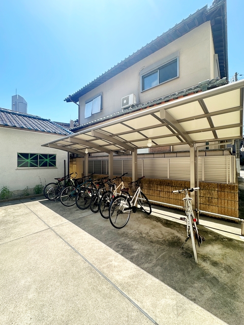 その他共有部分　屋根付き駐輪場。大事な自転車も雨でも安心♪