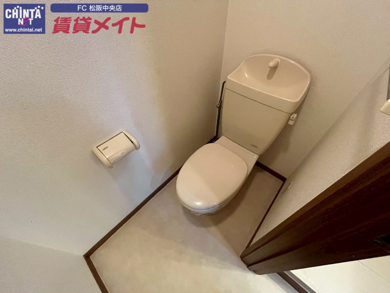 トイレ　同型別室のお写真です。