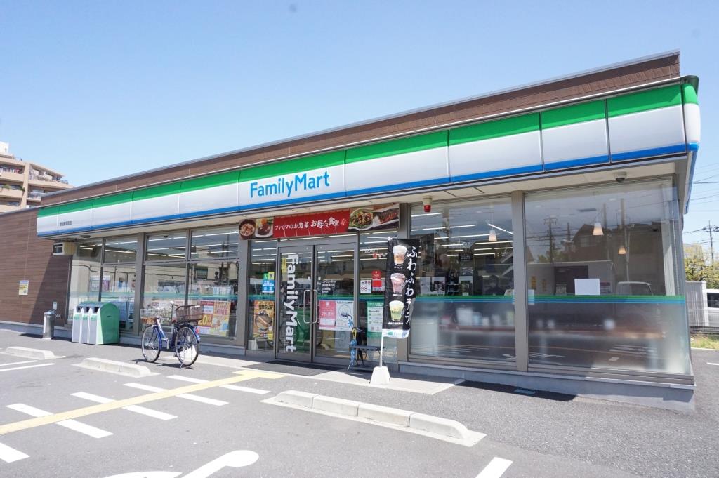 コンビニ　ファミリーマート 草加新里町店（コンビニ）まで357m