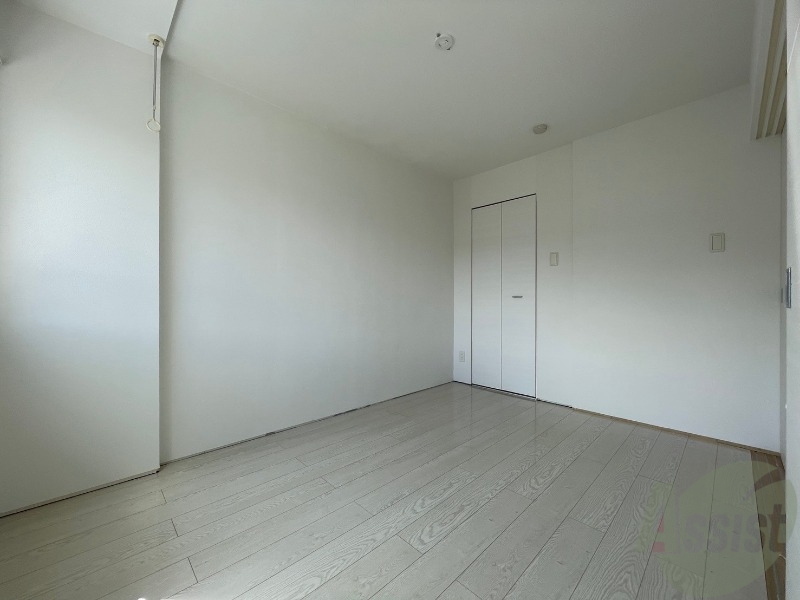 その他部屋・スペース　寝室はこちらです。光が差し込む、温かみのあるお部屋です。