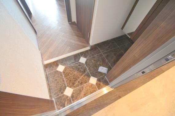 玄関　玄関に入るとお部屋まで一直線、明るい光が差し込みます。