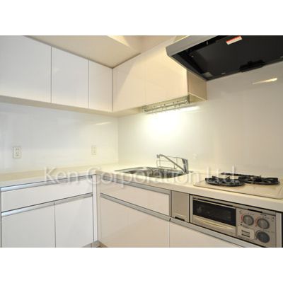 キッチン　同タイプ9階のお部屋を撮影。仕様が異なることがあります。