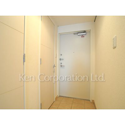 玄関　同タイプ9階のお部屋を撮影。仕様が異なることがあります。