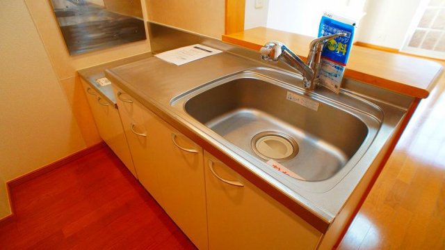 キッチン　コンパクトなキッチンで掃除もラクラク