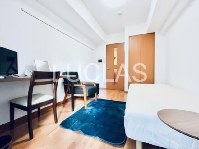 居室・リビング　落ち着いた色味の床材がくつろぎ空間を演出♪