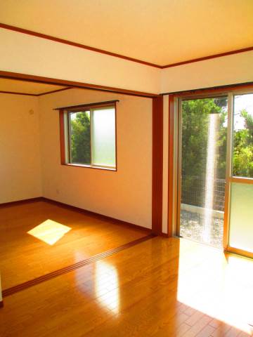 居室・リビング　保管に便利な床下収納付き