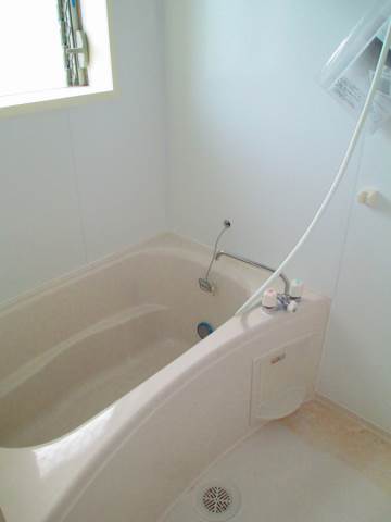 バス・シャワールーム　追い炊き機能付き。窓付きなので換気も安心です