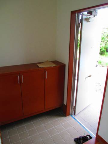 玄関　玄関にはシューズボックス付き