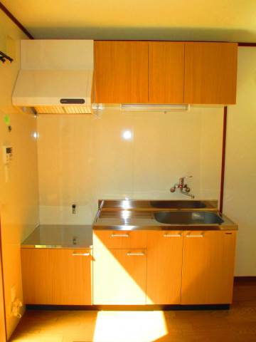 キッチン　吊戸棚付きで収納もバッチリ