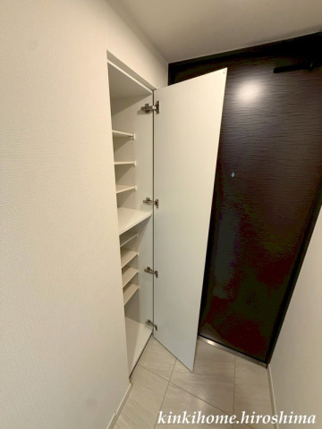 玄関　写真は参考写真です。現況を優先してください。