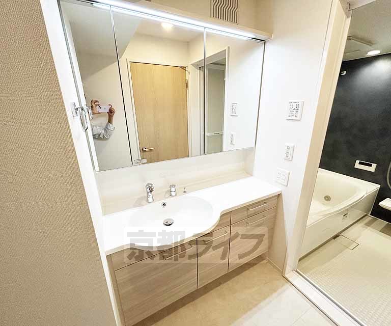 洗面設備　大きな鏡のついた洗面台です