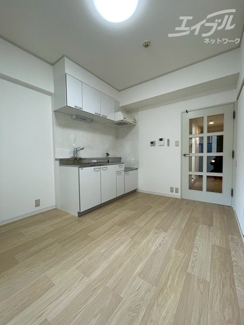 居室・リビング　白基調のリビングです。