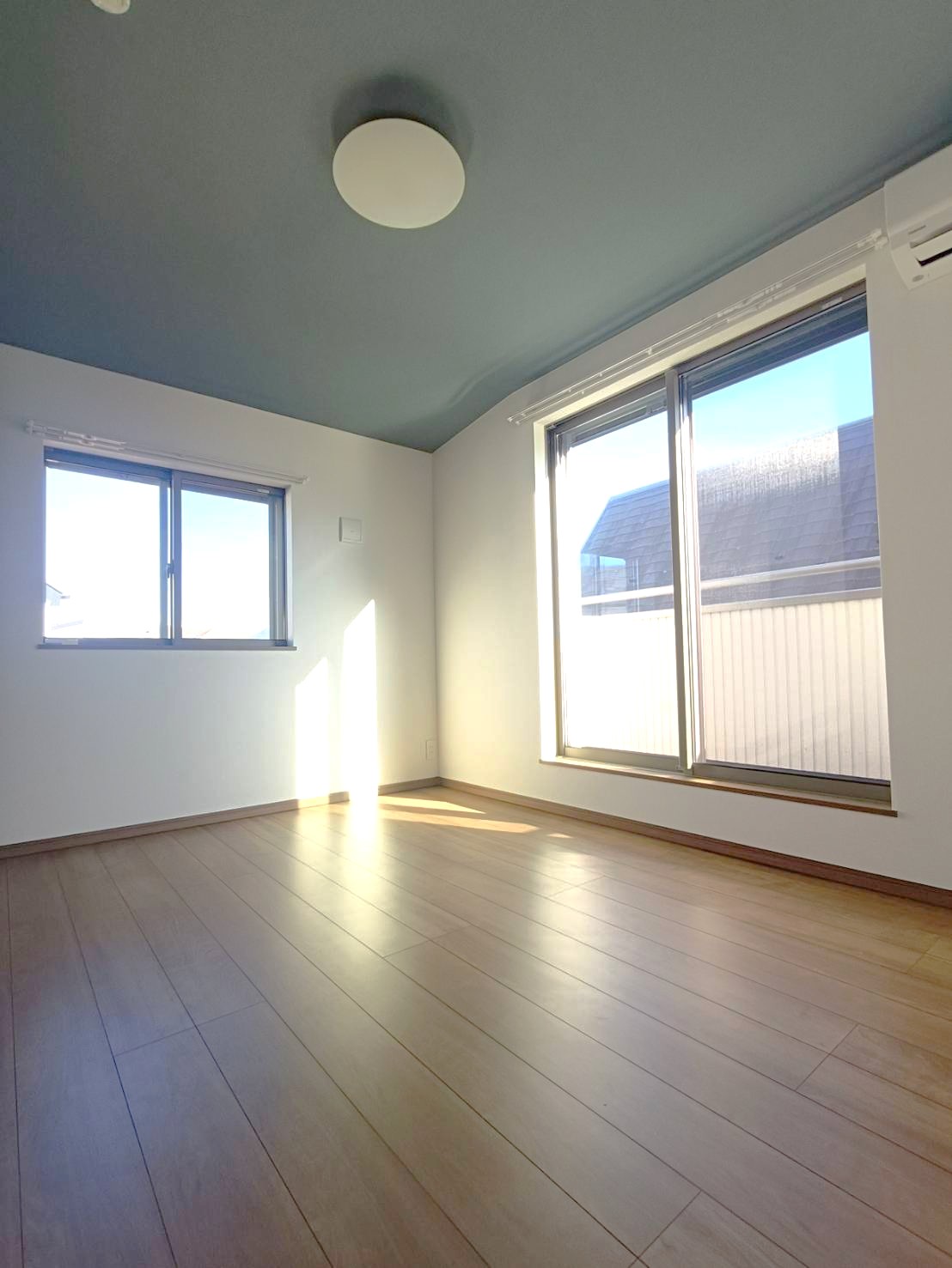 居室・リビング　二面採光で通風良好！