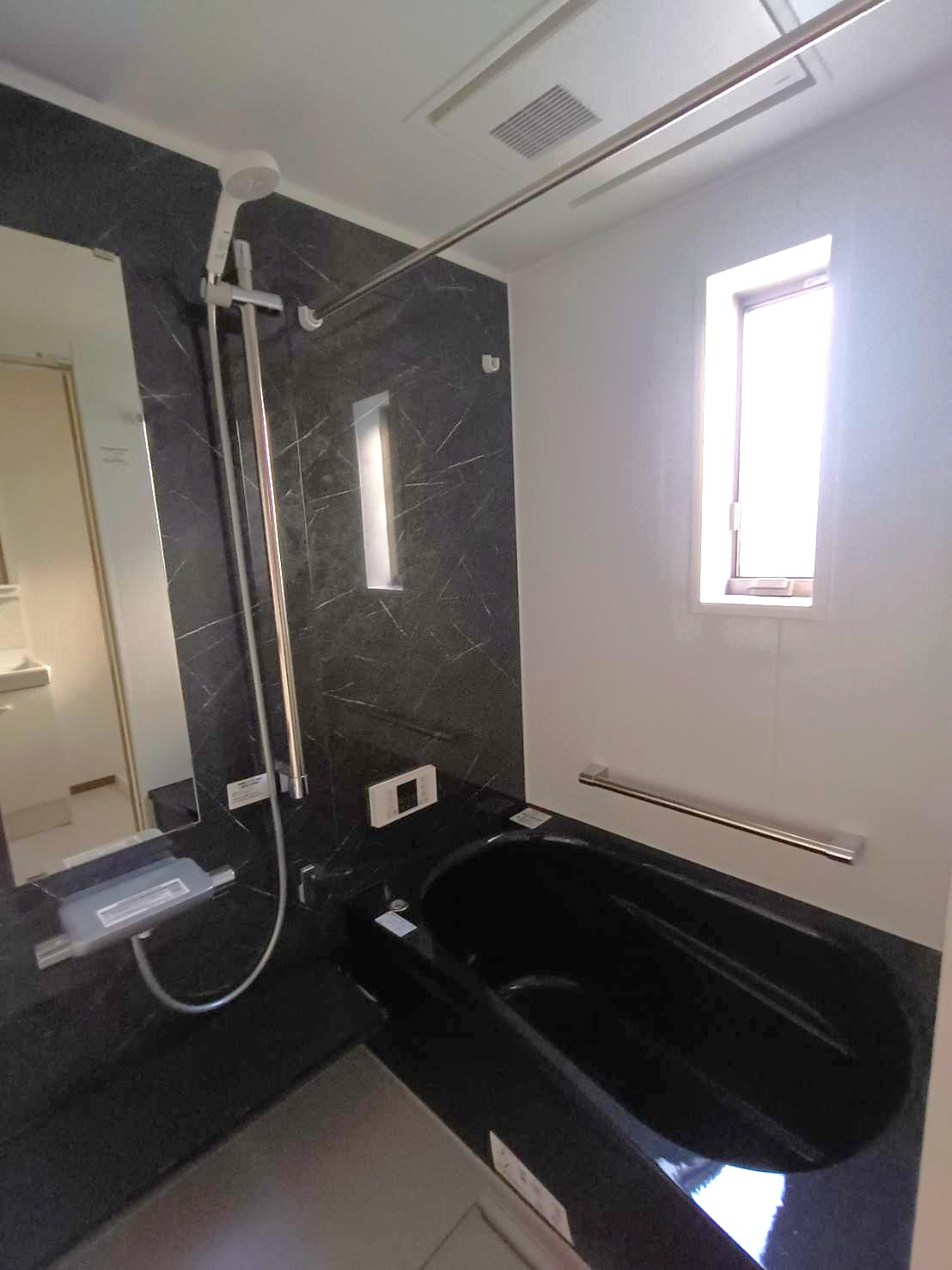 バス・シャワールーム　シックなお風呂で疲れも吹き飛ぶ！