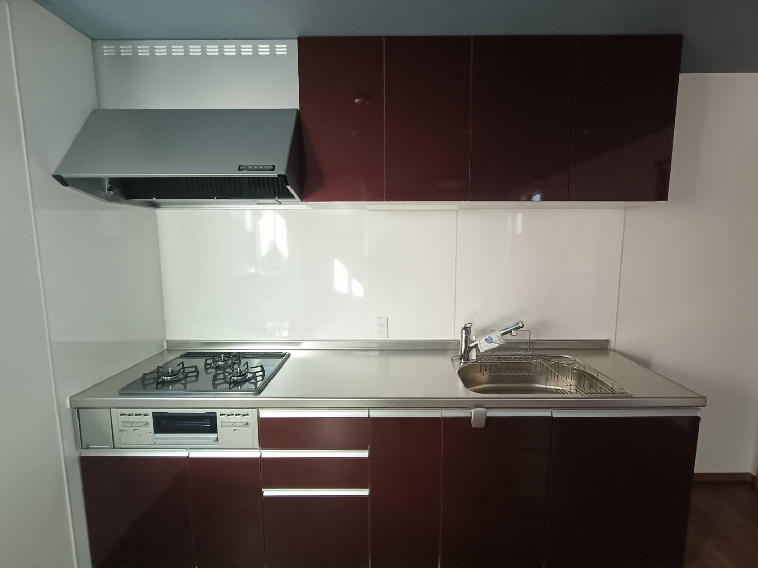 キッチン　3口コンロ完備のシステムキッチン！