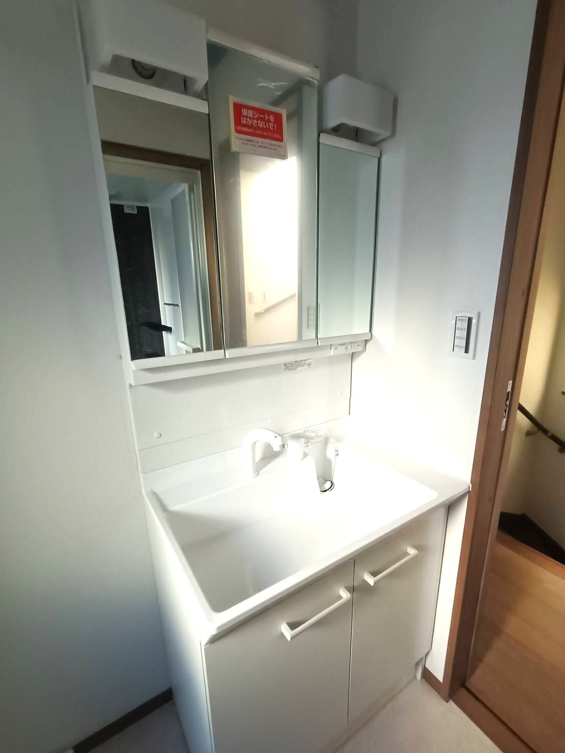 洗面設備　シャワー水栓付きで便利！