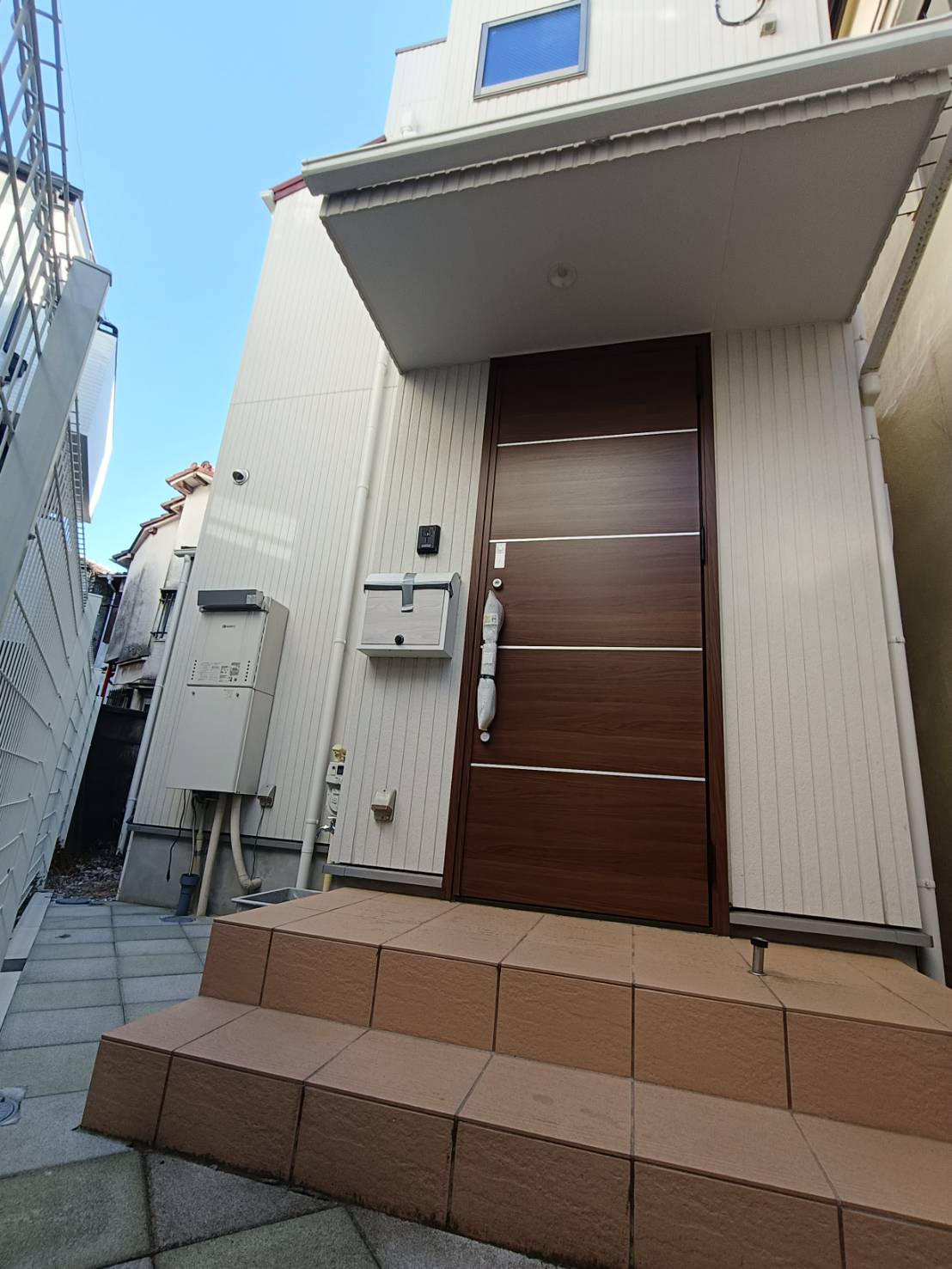 建物外観　玄関ポーチで雨の日も安心！