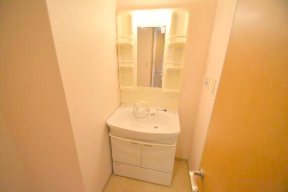 洗面設備　身支度が出来る独立洗面台です。