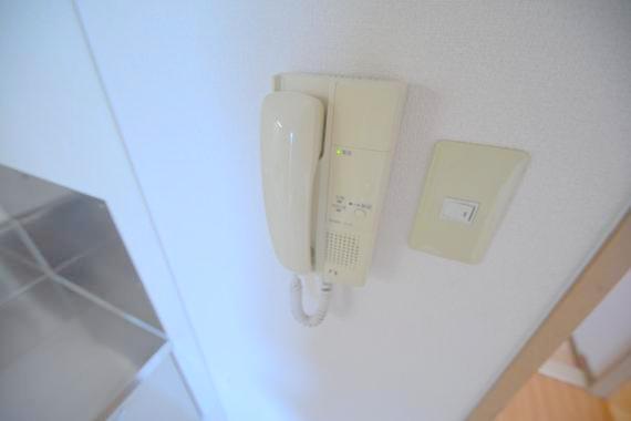 セキュリティ　インターホンで突然の来訪者を事前にチェック