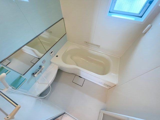 バス・シャワールーム　広めのお風呂は一日の疲れを癒してくれます。