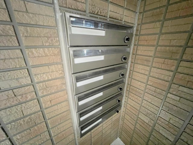 ロビー　ロビーにある各部屋毎のメールボックス。