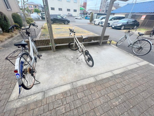 駐車場　敷地内には入居者専用の駐輪スペースもあります。