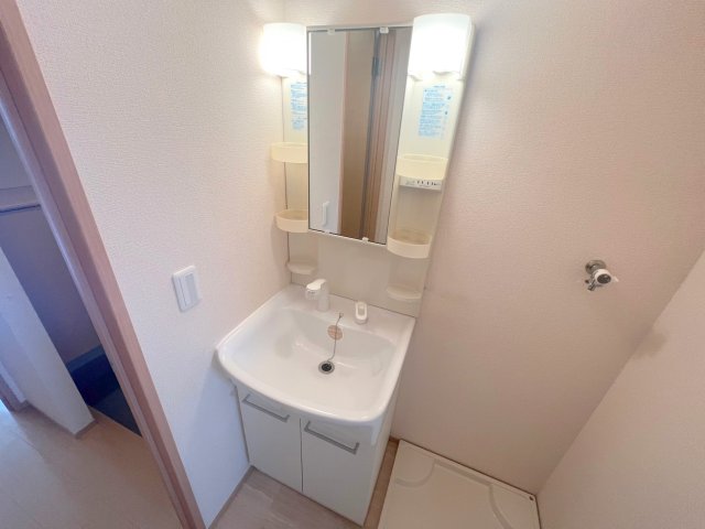 洗面設備　人気の独立洗面所にはうれしいシャンプードレッサーが付いてます