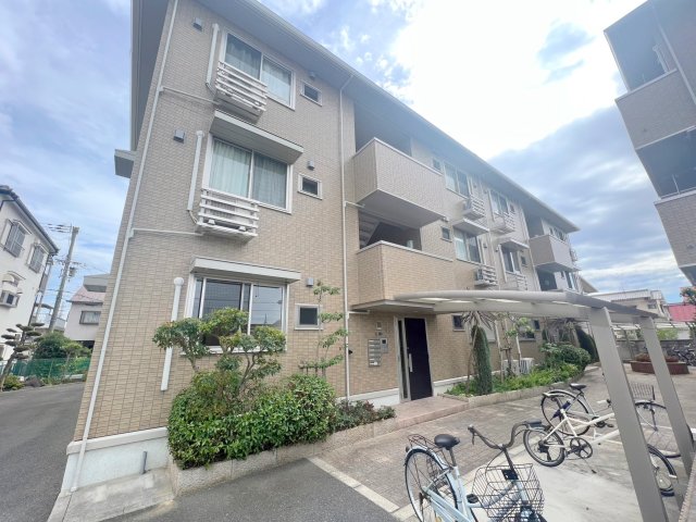 建物外観　閑静な住宅地にある、落ちついた色合いのキレイな建物です。