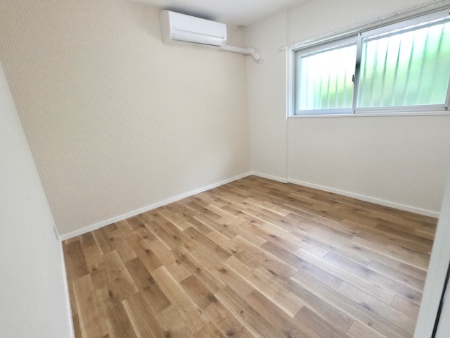 その他部屋・スペース　独立した5帖の洋室、エアコン付きで寝室にピッタリ