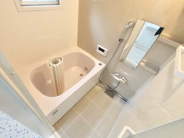 バス・シャワールーム　窓あり、ゆっくり寛いで頂ける綺麗な浴室