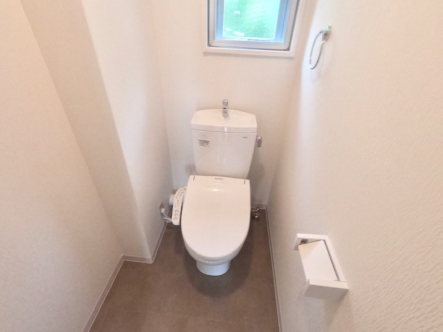 トイレ　窓あり、ウォシュレット付きの綺麗なトイレ