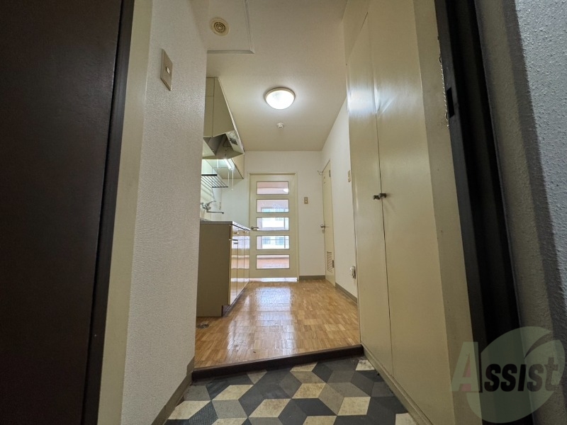 玄関　玄関です。すぐ広いリビングにつながっています。