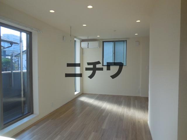 居室・リビング　窓の多い明るいリビング