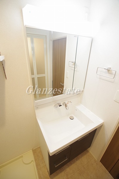 洗面設備　ゆったりとスペースのある洗面所