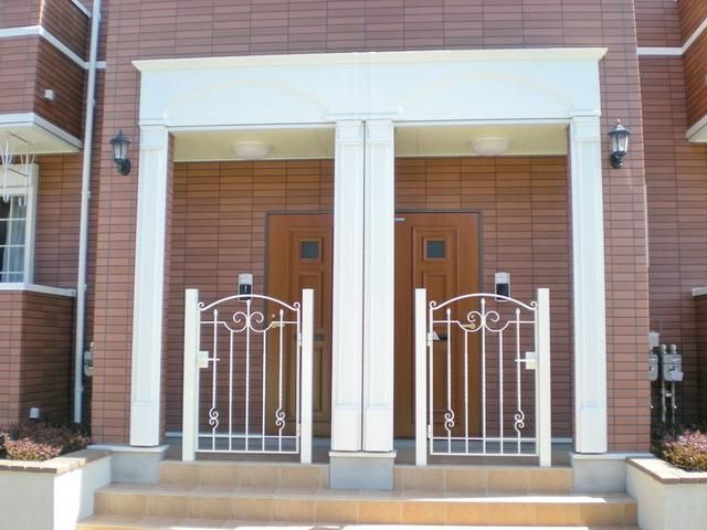 エントランス　★専用ポーチ付きの玄関★