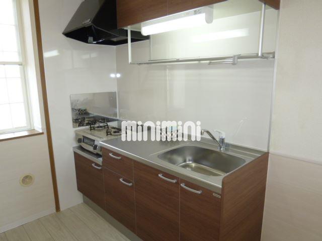 キッチン　上下に収納があるキッチンです。