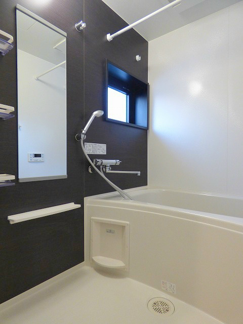 バス・シャワールーム　浴室乾燥機付きで室内干しも快適です！