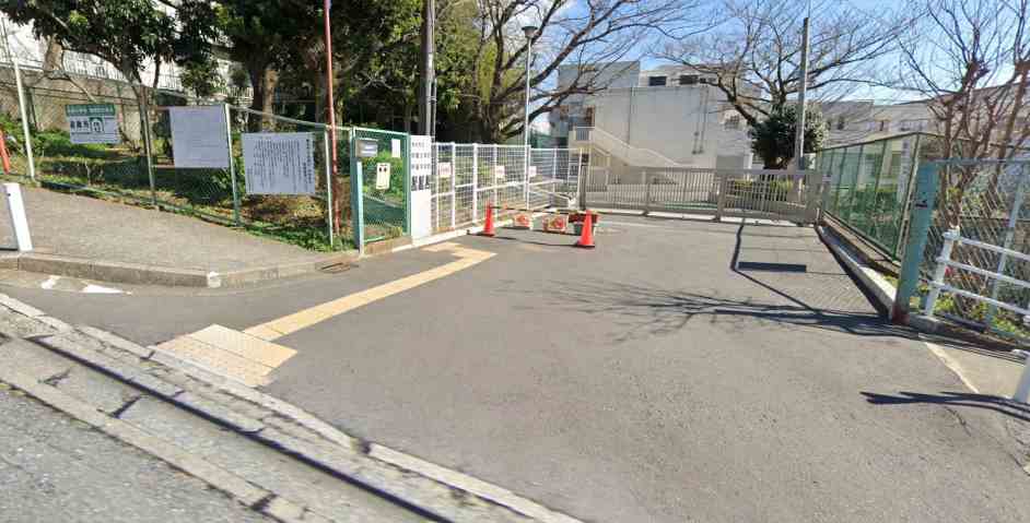 小学校　横浜市立秋葉小学校（小学校）まで264m