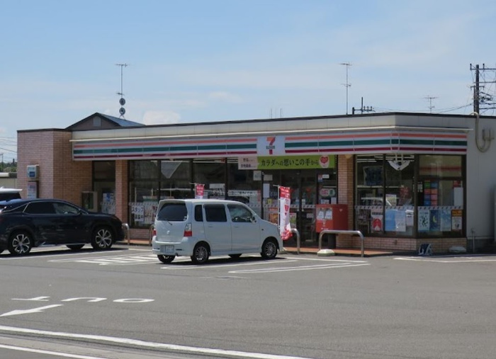 コンビニ　セブンイレブン（コンビニ）まで672m