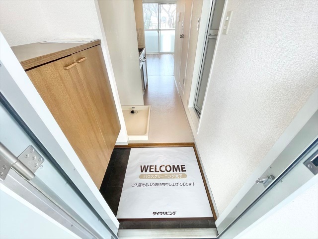 玄関　同一建物内２０７号室内装写真転載