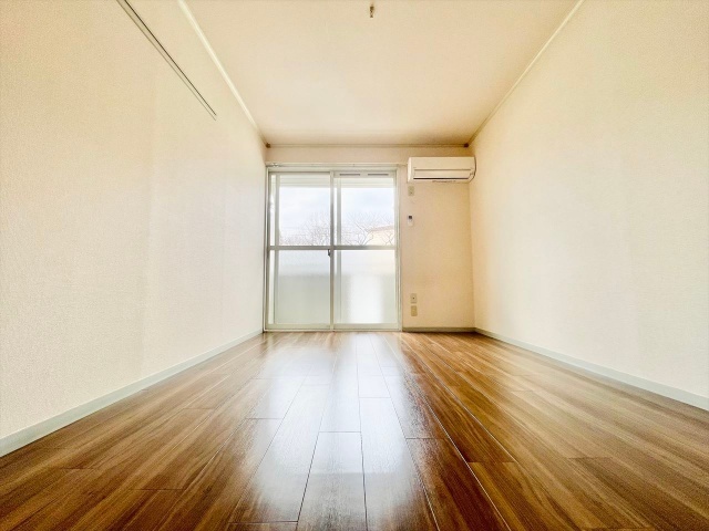 居室・リビング　同一建物内２０７号室内装写真転載