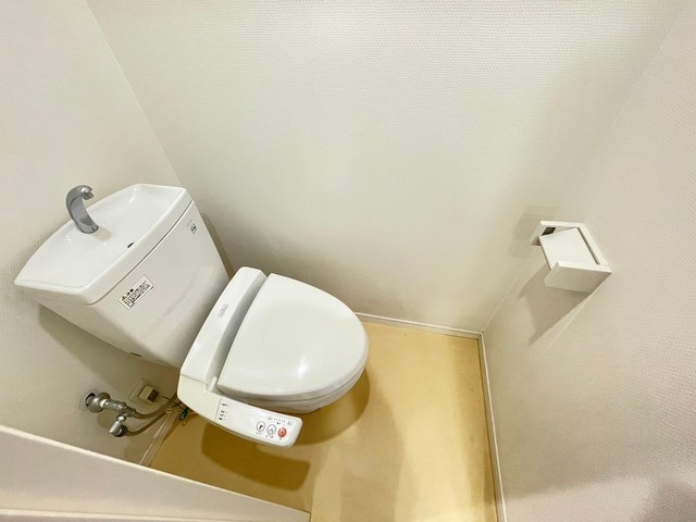 トイレ　別号室の写真です。