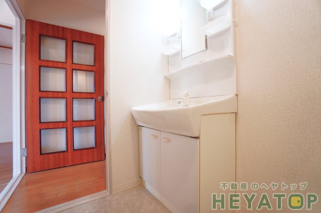 洗面設備　忙しい朝の身支度に便利な洗面化粧台