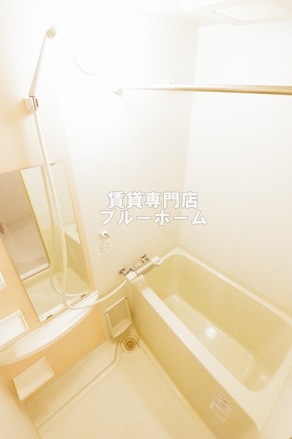 バス・シャワールーム　浴室乾燥機付きバスルーム！