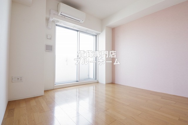 居室・リビング　8帖の洋室！